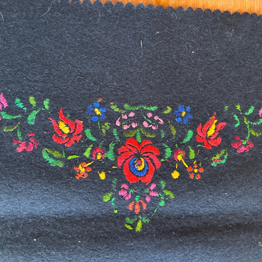 Vintage Hungarian Matyó Hand-Embroidered Table Runner - Picture 4 of 4
